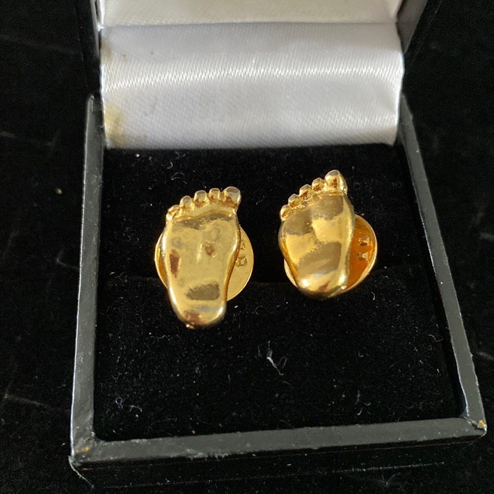 Vintage pair of feet pins B3